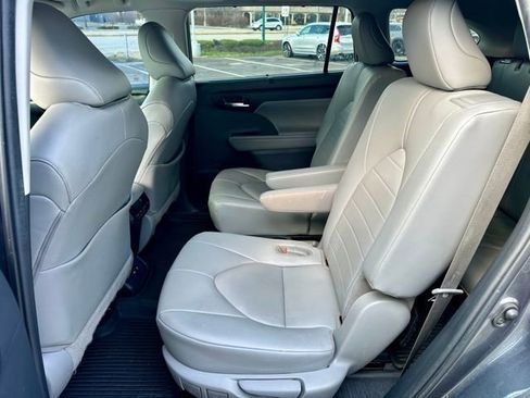 Used 2020 Toyota Highlander XLE image 18