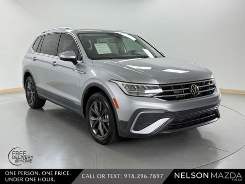 Used 2022 Volkswagen Tiguan SE w/ Panoramic Sunroof Package FWD image 4