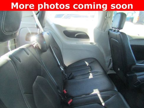 Used 2023 Chrysler Pacifica Touring-L FWD image 13