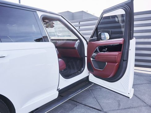 Used 2025 Land Rover Range Rover SE image 21