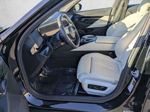 Certified 2025 BMW 530i image 17