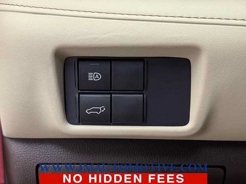 Used 2021 Toyota Highlander XLE AWD/4WD image 38