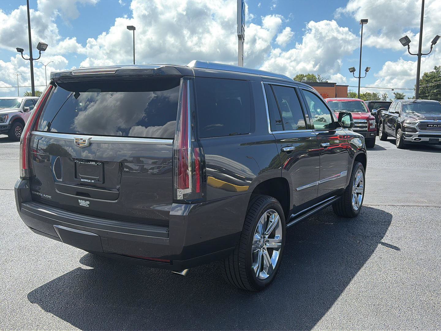 Used 2017 Cadillac Escalade Premium Luxury AWD/4WD image 5