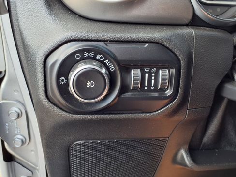 Used 2020 Jeep Wrangler Unlimited Sahara AWD/4WD image 11