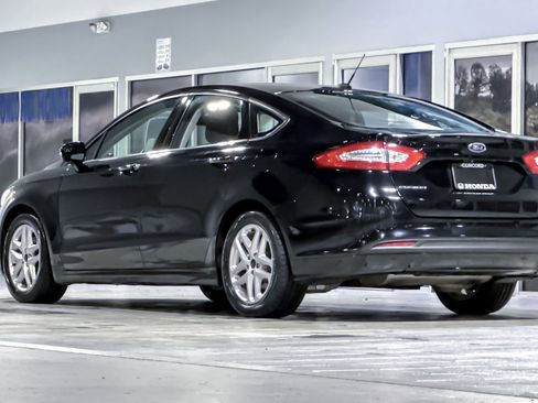 Used 2016 Ford Fusion SE image 3