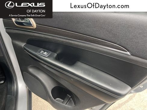 Used 2017 Jeep Grand Cherokee Limited w/ Luxury Group II image 34