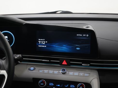 Used 2023 Hyundai Elantra Limited FWD image 15