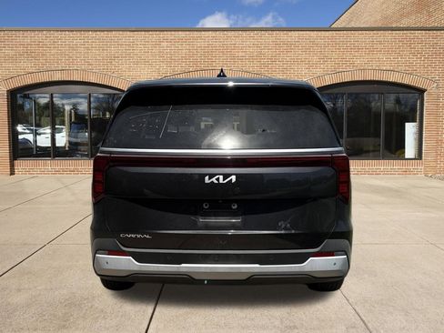 Used 2025 Kia Carnival FWD image 4