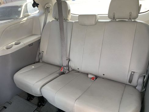 Used 2014 Toyota Sienna XLE image 30