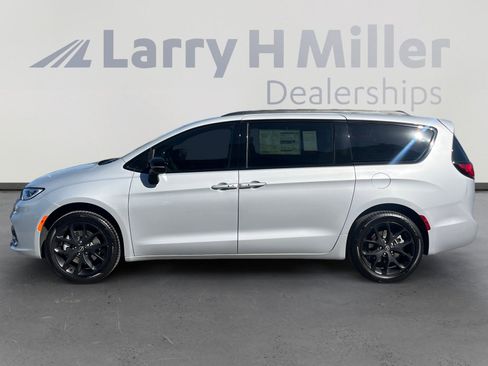 New 2026 Chrysler Pacifica Select w/ S Appearance Package AWD/4WD image 2