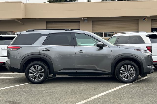 Used 2024 Nissan Pathfinder SV FWD image 3