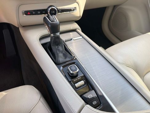 Used 2021 Volvo XC90 T5 Momentum w/ Climate Package FWD image 23