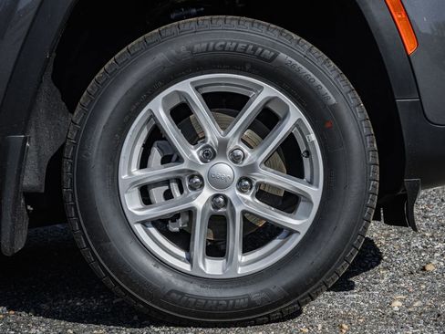 New 2025 Jeep Grand Cherokee Laredo X w/ Luxury Tech Group I image 16