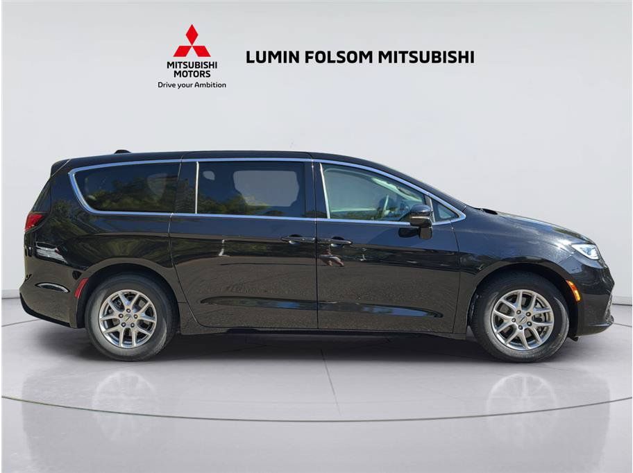 Used 2024 Chrysler Pacifica Touring-L FWD image 6
