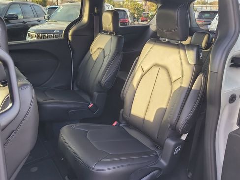 New 2026 Chrysler Pacifica Select FWD image 11