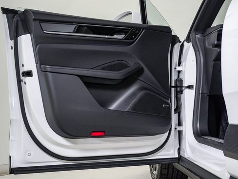 Certified 2025 Porsche Macan Electric image 25