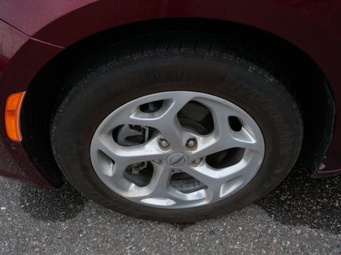 Used 2021 Chrysler Pacifica Limited w/ Uconnect Theater Family Group FWD image 16
