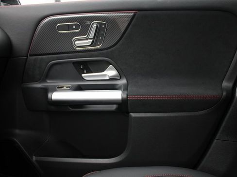 Used 2025 Mercedes-Benz GLA 250 4MATIC image 32