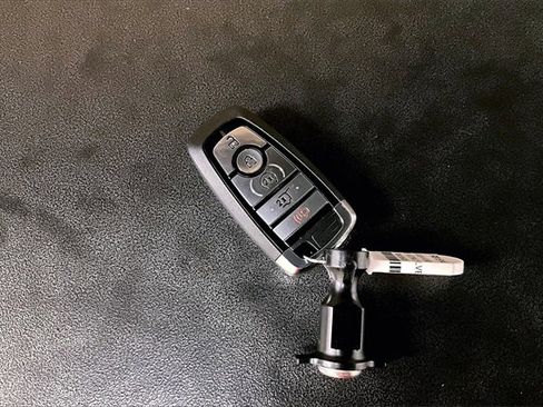 Used 2024 Ford Edge Titanium image 10