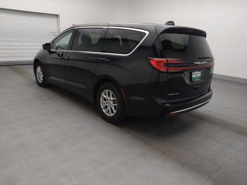 Used 2023 Chrysler Pacifica Touring FWD image 3