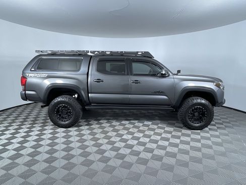 Used 2017 Toyota Tacoma TRD Off-Road AWD/4WD image 10