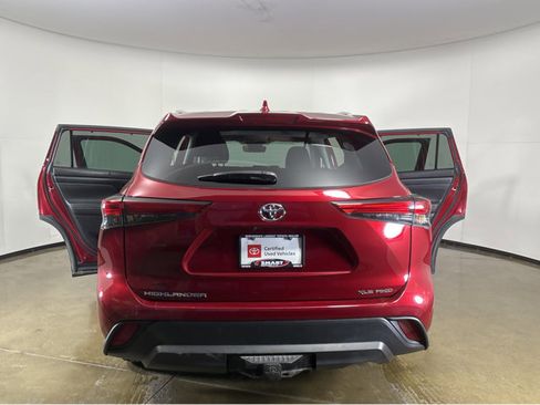 Used 2022 Toyota Highlander XLE image 19