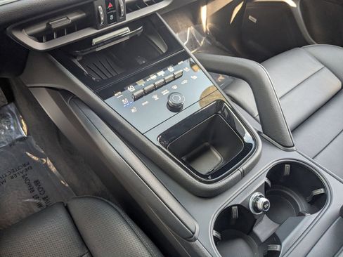 Used 2025 Porsche Cayenne image 21