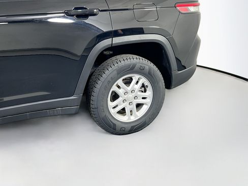 Used 2023 Jeep Grand Cherokee Laredo AWD/4WD image 28