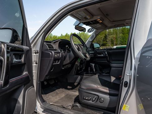 Used 2018 Toyota 4Runner TRD Off-Road Premium AWD/4WD image 19