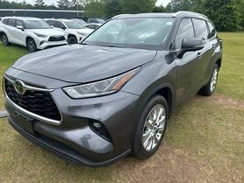Used 2023 Toyota Highlander Limited FWD image 1
