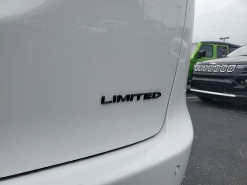 New 2026 Chrysler Pacifica Limited image 9