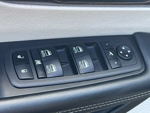 Used 2023 Chrysler Pacifica Limited FWD image 18