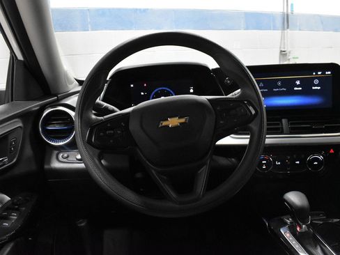 Used 2025 Chevrolet Trax LT FWD image 6