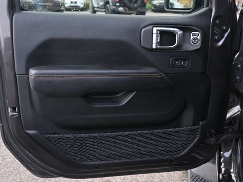 Used 2025 Jeep Wrangler Sahara image 28