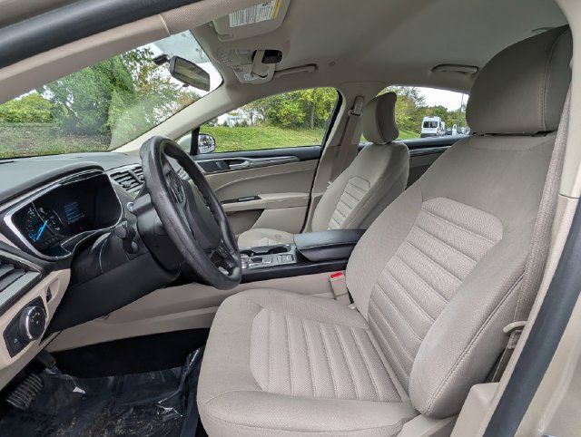 Used 2017 Ford Fusion SE FWD image 10