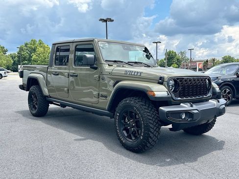 Used 2025 Jeep Gladiator Sport AWD/4WD image 2