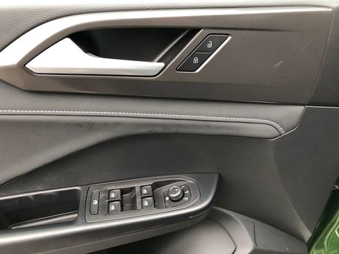 New 2026 Volkswagen Taos SE image 11