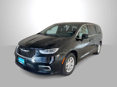 Used 2025 Chrysler Pacifica Select