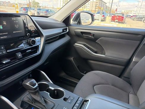 Used 2021 Toyota Highlander LE image 24