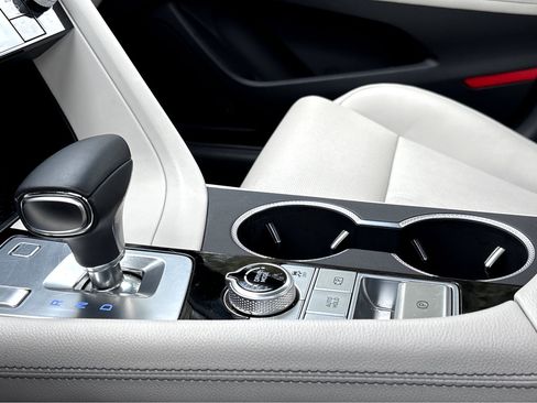 Used 2025 Genesis G70 2.5T image 17