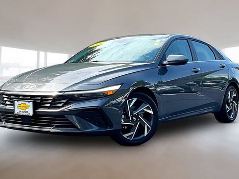 Used 2025 Hyundai Elantra SEL FWD image 3