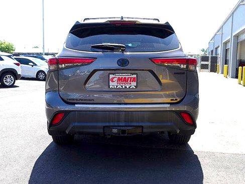 Used 2022 Toyota Highlander XLE AWD/4WD image 6