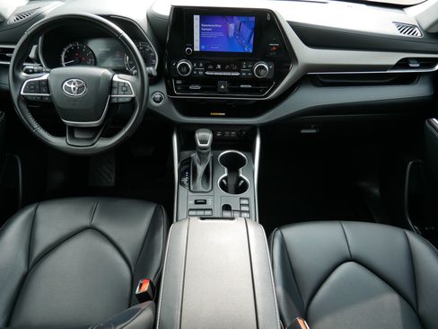 Used 2023 Toyota Highlander XLE AWD/4WD image 10