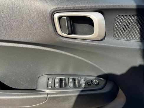 Used 2025 Hyundai Venue SEL FWD image 12