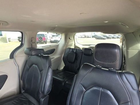 Used 2022 Chrysler Pacifica Touring-L image 10