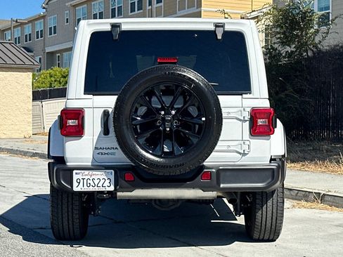 Used 2025 Jeep Wrangler Unlimited Sahara AWD/4WD image 5