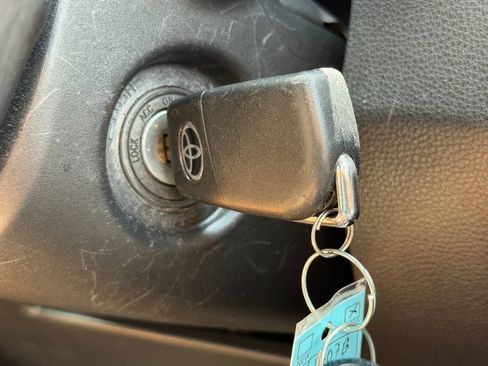 Used 2019 Toyota RAV4 LE FWD image 35