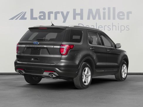 Used 2018 Ford Explorer XLT image 3