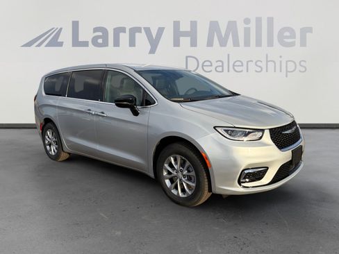 New 2026 Chrysler Pacifica Select image 8