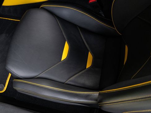 Used 2020 Lamborghini Huracan EVO image 25